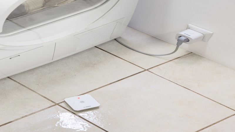 Bosch Smart Home 8750001291 Wassermelder Funktion Notrufschnellwahl in der App, rutschfest, schmal und kompakt, kompatibel mit Alexa und Google Home