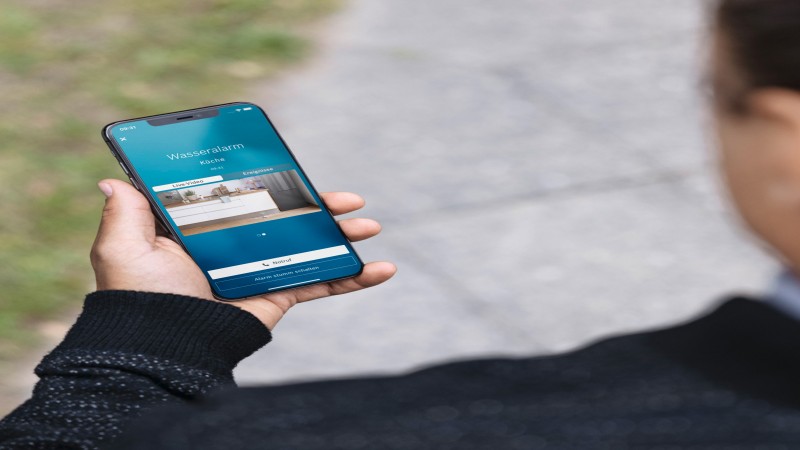 Bosch Smart Home 8750001291 Wassermelder Funktion Notrufschnellwahl in der App, rutschfest, schmal und kompakt, kompatibel mit Alexa und Google Home