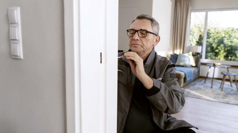 Ein Mitarbeiter des Installations-Services für Bosch Smarthome