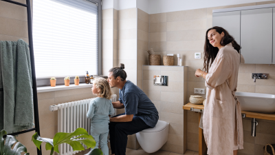 Ein Familie in einem Bad mit Bosch Smart Home Produkten