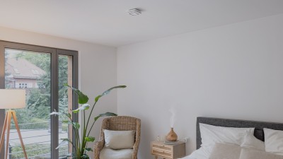 Ein Schlafzimmer mit Luftbefeuchter und Bosch Smart Home Produkten