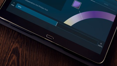 Ein tablet mit Einstellungen zum dimmen der Beleuchtung