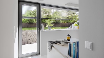 Halb geöffnete Rollladen in einer Küche