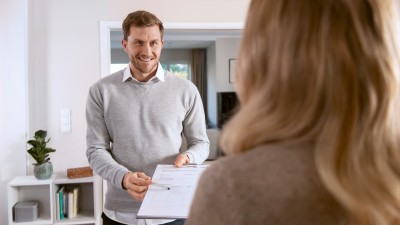 Ein Mann zeigt eine Checkliste