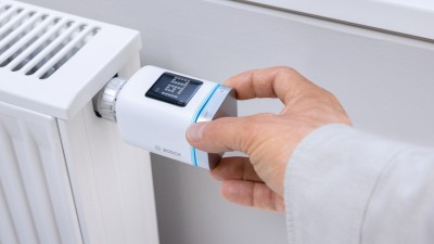 Eine Hand dreht am Heizkörer-THermostat II