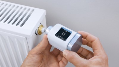 Ein Heizkörperthermostat II wird an einem Heizkörper installiert