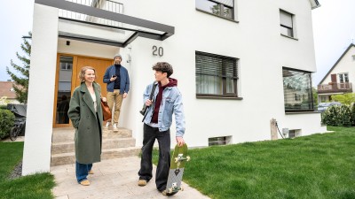 Eine Familie verlässt gemeinsam das Haus
