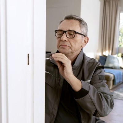 Ein Fachmann installiert ein Bosch Smart Home Gerät