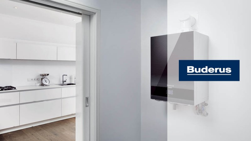 Buderus Gerät an einer Wand vor einer Küche und Buderus Logo