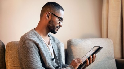 Ein Mann schaut auf ein tablet