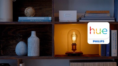 Philips Hue in einem Regal