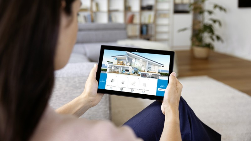 Ein Querschnitt eines Hauses mit installierten Bosch Smarthome-Geräten