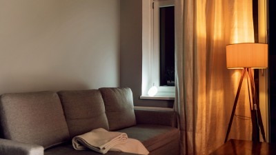 Ein Wohnzimmer mit Stehlampe