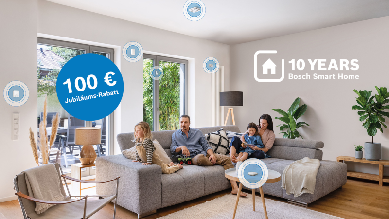 Familie auf einem Sofa in einem Wohnzimmer mit Rabatt Kachel im Bild