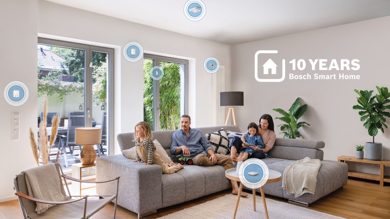 Ein Familie auf dem Sofa mit Bosch Smart Home Produkten. Daneben steht 10 Jahre Bosch Smart Home.