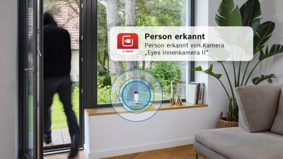 Ein Bosch Smart Home Wassermelder auf nassem Boden